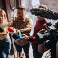 Journalister retter mikrofoner og kamera mot intervjuobjekt