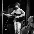 Lillebjørn Nilsen på scenen med gitar i 1982