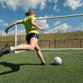 Jente i ferd med å skåre mål på fotballbanen