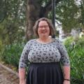 Sunniva Árja Tobiasen, stipendiat ved senter for kvinne- og kjønnsforskning ved Universitetet i Bergen fotografert omgitt av grønne trær