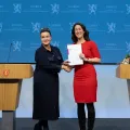 Her overleverer leder av vinnearbeidshelseutvalget, Nina Tangnæs Grønvold, som overleverte rapporten til arbeids- og inkluderingsminister Tonje Brenna. Foto: Simen Gald / Arbeids- og inkluderingsdepartementet