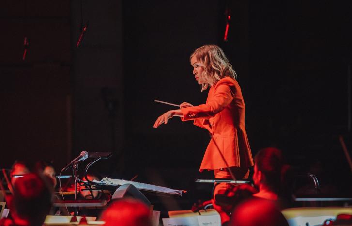 Hannah Howard i aksjon som dirigent