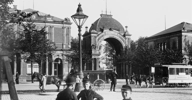 To menn og en ung gutt ved Tivoli i København, cirka 1900, fotografert av Fredrik Riise