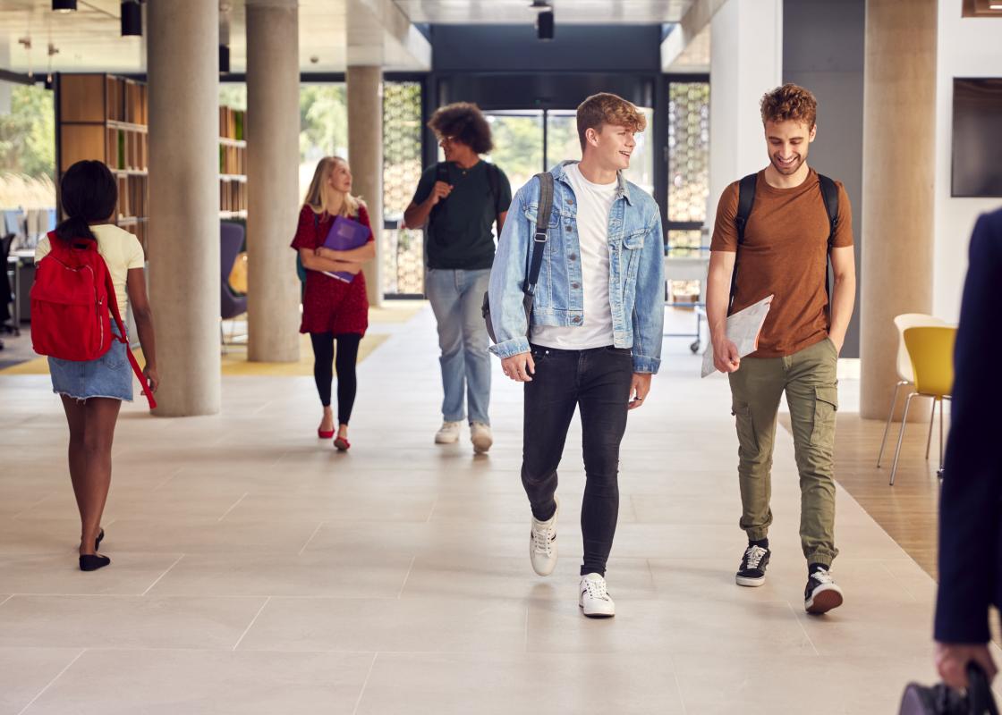 Studenter i en universitetskorridor