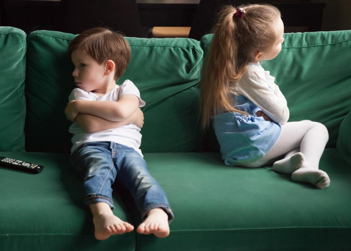 Gutt og jente i sofa