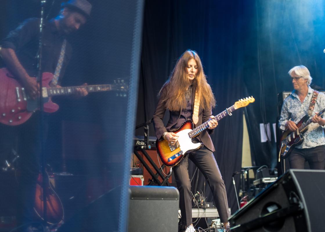Claudia Scott spiller på Lægreidfest i 2021