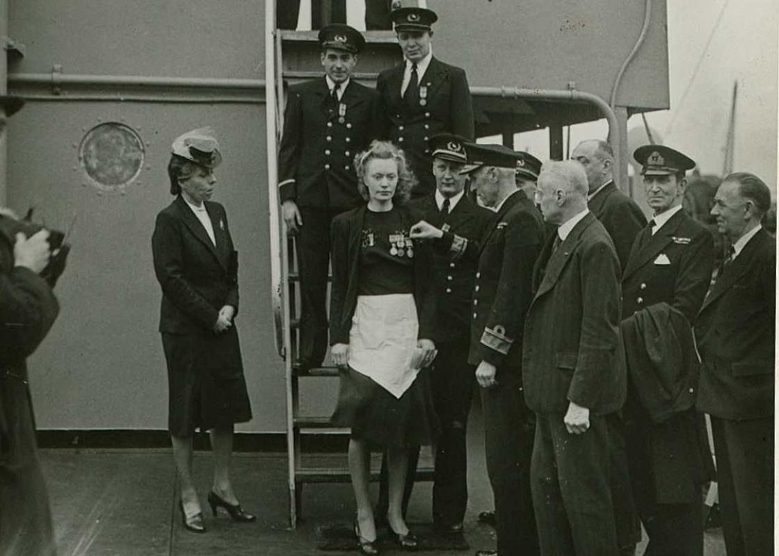 Margit Johnsen dekoreres for sin innsats under 2. verdenskrig. Kapteinen står til høyre for Margit, admiral Ritchie foretok dekoreringen. Til høyre for admiralen er den norske konsul i Liverpool, Johan Vogt, som foretok dekoreringen fra norsk side.