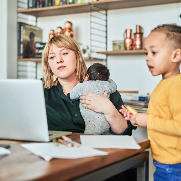 Mor med småbarn jobber på pc